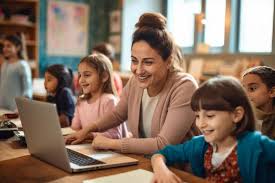 Docentes usando tecnología para apoyar la gestión pedagógica