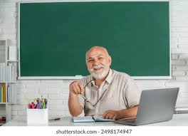 Profesor con su trabajo ordenado en AdminBook