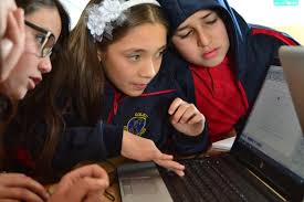 Estudiantes y apoderados conectados al proceso educativo